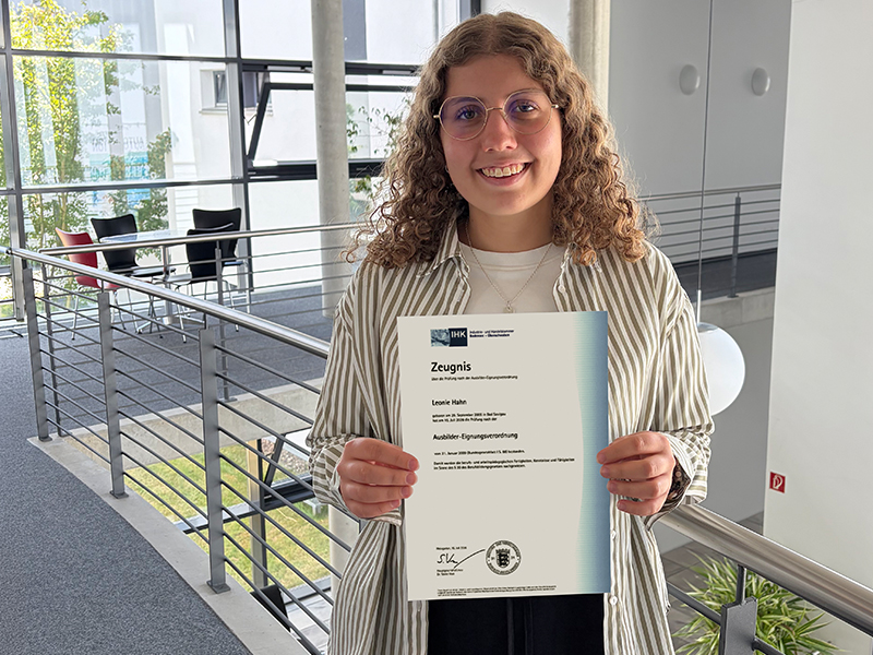 Leonie ist mit ihrer Urkunde zu sehen.
